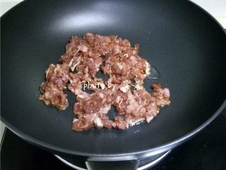 5、生椒鸭肉披萨,放入鸭肉炒至变色、炒香后盛出；