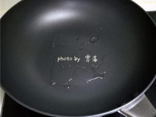 6、生椒鸭肉披萨,不粘锅洗净，拭干水分；再调入适量植物油烧热；