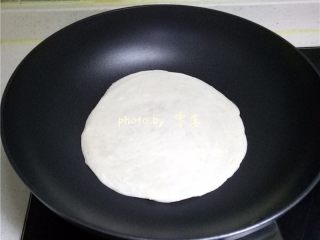 7、生椒鸭肉披萨,放入手抓饼中小火煎黄；