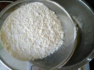 5、桃酥饼,筛入粉类