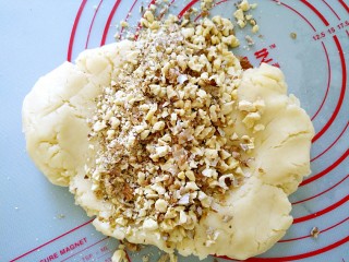 8、桃酥饼,加入面团