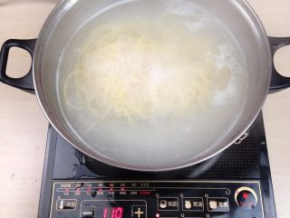 1、意大利肉酱焗意面,水烧开后放入面条水煮20分钟