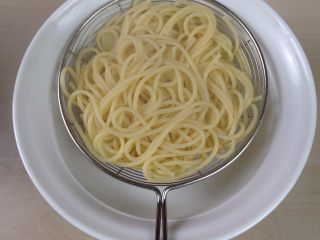 2、意大利肉酱焗意面,煮熟的面条取出沥干水分