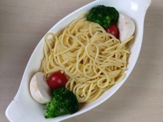 3、意大利肉酱焗意面,煮好的面条放入焗饭盘中配菜摆放在两边