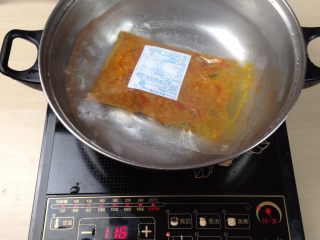 4、意大利肉酱焗意面, 水烧开后放入料包带包装水煮加热10分钟