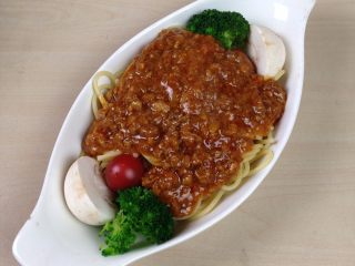 5、意大利肉酱焗意面,加热好的料包均匀的倒在意面上