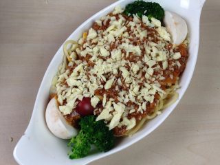 6、意大利肉酱焗意面,在食材表面覆盖上混合芝士