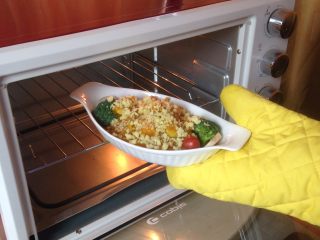 7、意大利肉酱焗意面,烤箱调上下火220℃烤15分钟烤好后取出即可享用美味哦