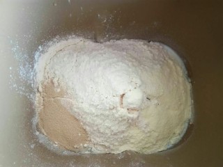 2、葱香肉松手撕包,同样，把除黄油以外的材料放入面包机中，启动一个程序。