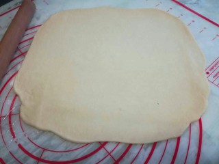 6、葱香肉松手撕包,面团醒好后，我们把它擀成适当大小的长方形状。