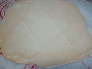 7、葱香肉松手撕包,在擀好的面片上面涂一层沙拉酱，用量依照个人喜好，能均匀的涂开就好。