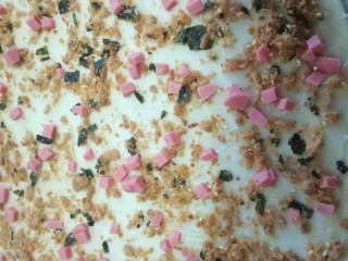 9、葱香肉松手撕包,撒一些火腿丁。