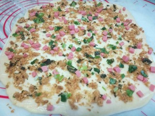 10、葱香肉松手撕包,撒上适量的葱花。