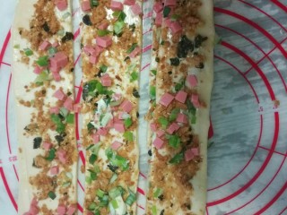 12、葱香肉松手撕包,把4份落在一起，两边的放在中间。