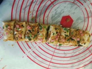 14、葱香肉松手撕包,平均切成这样的小块。