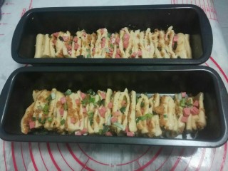 15、葱香肉松手撕包,依次把一份码在模具里面。