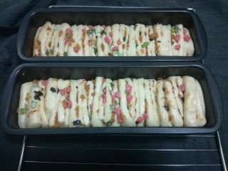 17、葱香肉松手撕包,发酵好的状态是，手指按下去会回弹，然后拿出来，预热烤箱160度。