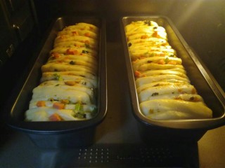 18、葱香肉松手撕包,送入烤箱烤制，大概23分钟。上色要及时盖锡纸。