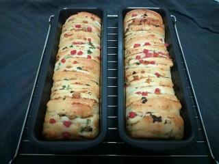 19、葱香肉松手撕包,出炉后震一下模具，然后脱模。