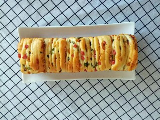 21、葱香肉松手撕包,手撕的面包吃起来特别的方便。