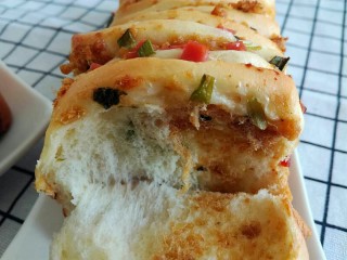 23、葱香肉松手撕包,喜欢咸口面包的一定不要错过哟。