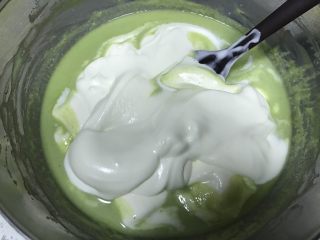 7、抹茶冰激凌夹心曲奇,拌入刚好冷却的抹茶酸奶糊中