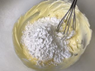 14、抹茶冰激凌夹心曲奇,加入糖粉和盐