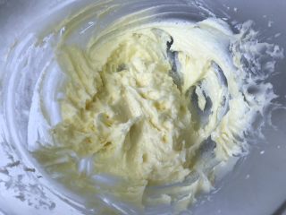 15、抹茶冰激凌夹心曲奇, 先用刮刀切拌几次，防止电动打蛋器使糖粉洒出来。再用电动打蛋器慢速搅打均匀即可，不要打过度。