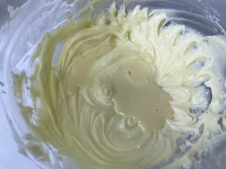 17、抹茶冰激凌夹心曲奇,分3次加入常温牛奶和常温鸡蛋混合液，搅打均匀。