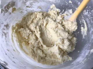 20、抹茶冰激凌夹心曲奇,切拌至看不见明显白面粉。