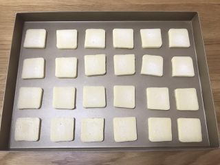 25、抹茶冰激凌夹心曲奇,均匀的分布在屋诺UN1007不粘烤盘上，一次可以烘烤24块。