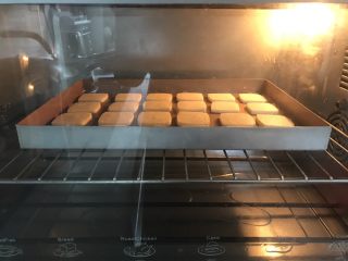 26、抹茶冰激凌夹心曲奇,预热烤箱150度上下火5分钟。放入烤盘烘烤，150度上下火烘烤40分钟左右，时间和温度自己根据烤箱进行调整。