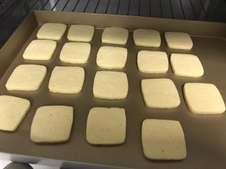 27、抹茶冰激凌夹心曲奇,烘烤完成后取出晾凉。