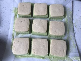 30、抹茶冰激凌夹心曲奇,在抹茶冰激淋上铺好9片冷却的曲奇饼干。切成9块曲奇饼干大小。稍微多一点的边缘去掉。