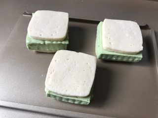 32、抹茶冰激凌夹心曲奇,做好的曲奇放入冰箱冷冻10分钟，因为在做的过程中，冰激淋已经开始融化。不方便拿取食用。所以需要再冻几分钟，固定冰激淋和曲奇的两个面。