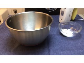 4、零失败 适合新手的法式马卡龙,打发蛋白，把细砂糖分三次加入蛋清