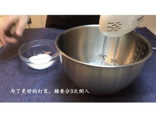 5、零失败 适合新手的法式马卡龙,打发至9分硬性发泡即可。把握不好分寸的话，建议打硬也不要太软，否则烘烤的时候容易把内部吐出来。