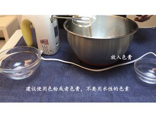 6、零失败 适合新手的法式马卡龙,用干净的牙签沾点喜欢的色料到蛋白里，继续低速搅打至均匀。建议色粉或色膏，液体会影响水分比例。