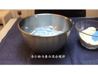 7、零失败 适合新手的法式马卡龙,把杏仁粉与蛋白搅拌均匀，注意手法，要翻拌，不能画圈圈搅拌。跟炒菜差不多。