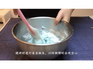 8、零失败 适合新手的法式马卡龙,搅拌时进行适当按压，这是为了消掉一点泡，不至于空心。翻拌后的样子是:提起刮刀，马卡龙糊呈断断续续的带状就可以了，呈连贯不间断的线状，这就是翻拌过头了。一定要边翻拌边检查。