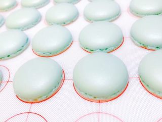 14、零失败 适合新手的法式马卡龙,烘烤完后，不要立马拿出烤箱，先在烤箱降温，否则会因为温差导致塌陷，这样漂亮的裙边就完成啦！