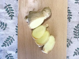 1、川香口水鸡,生姜切片备用