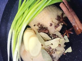 2、川香口水鸡,依次倒入生姜 花椒 香叶 八角 桂皮 小葱
