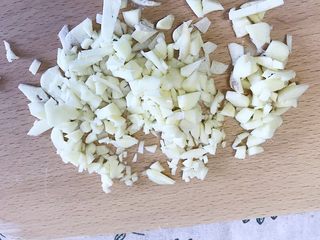 5、川香口水鸡,大蒜切成碎末