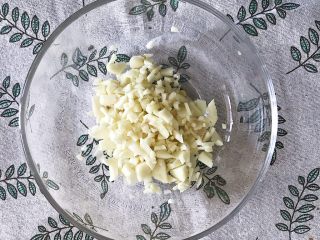 6、川香口水鸡,切好的蒜末放入碗底
