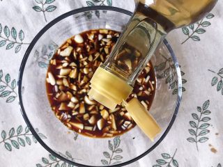 8、川香口水鸡,倒入凉拌醋