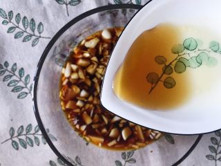 10、川香口水鸡,倒入芝麻油