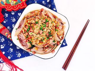 21、川香口水鸡,最后撒上花生豆皮碎和小香葱就完成了啊