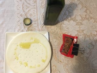 1、快手鲜虾披萨,一瓶盖橄榄油