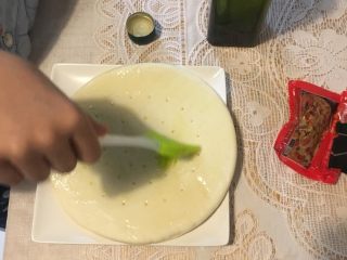 2、快手鲜虾披萨,刷匀